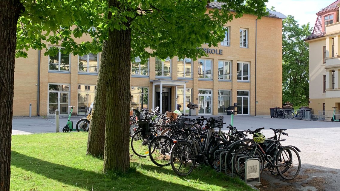 Høyskolebygget med sykler foran