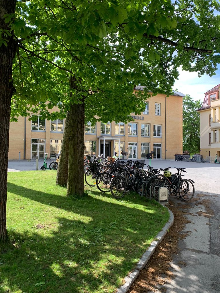 Høyskolebygget med sykler foran
