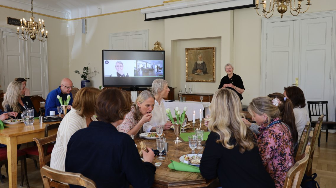 Bilde av fagrådet og Berit Hovland i stuene på Diakonissehuset
