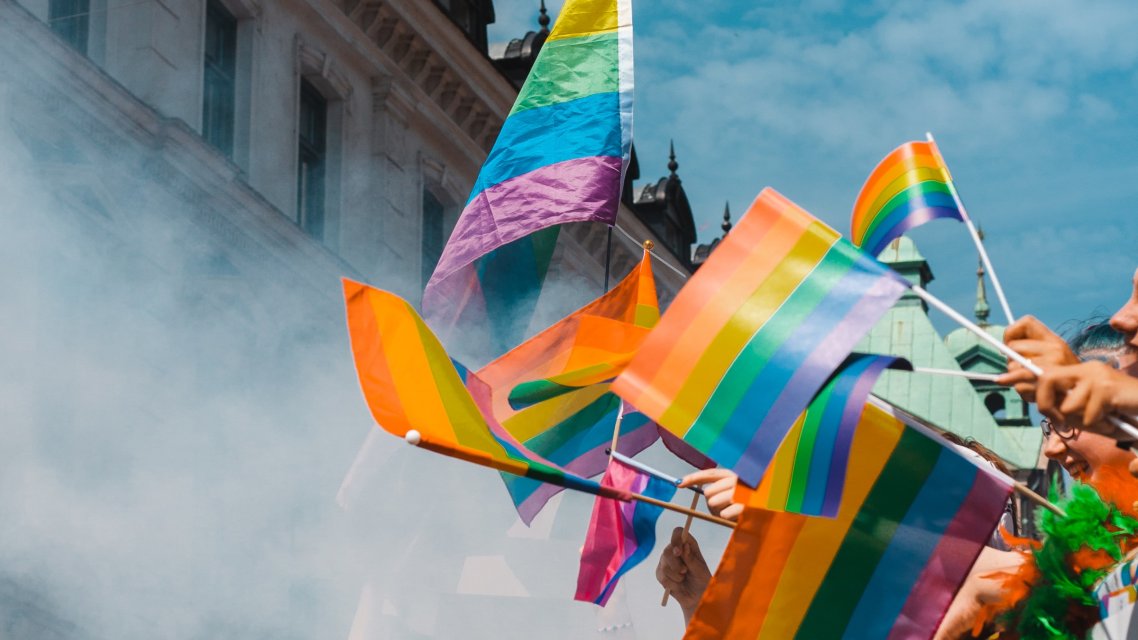 Pride- flagg under blå himmel 