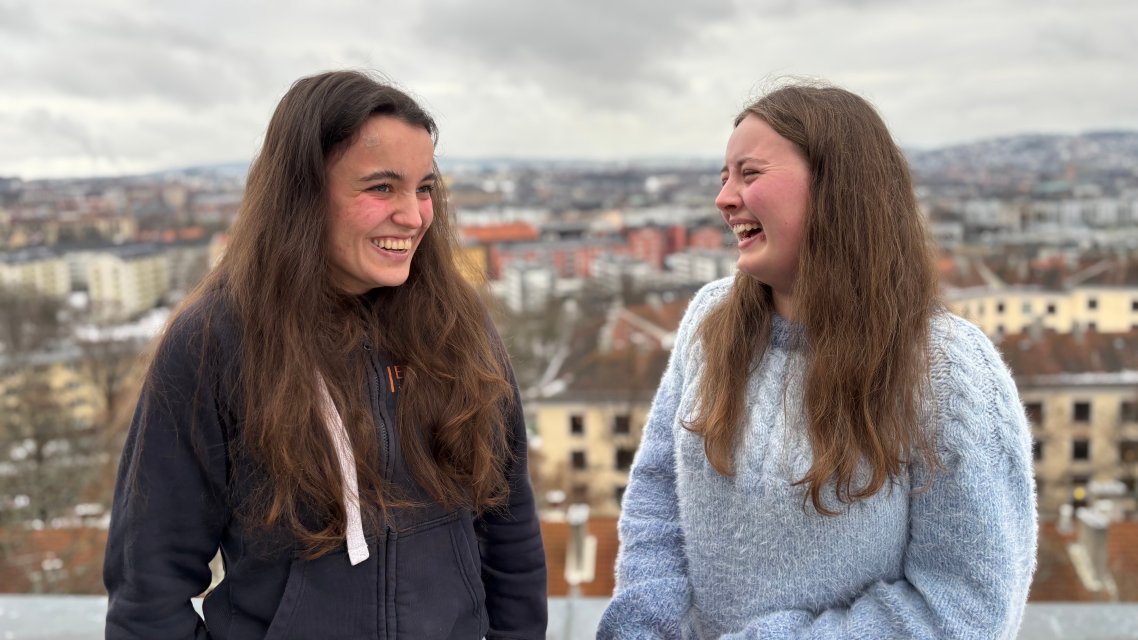 Tuva og Annikken på takterrassen