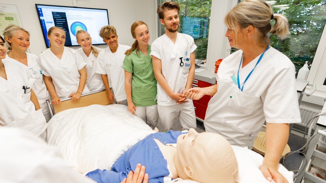 Studenter og lærer i Klinisk læringslab