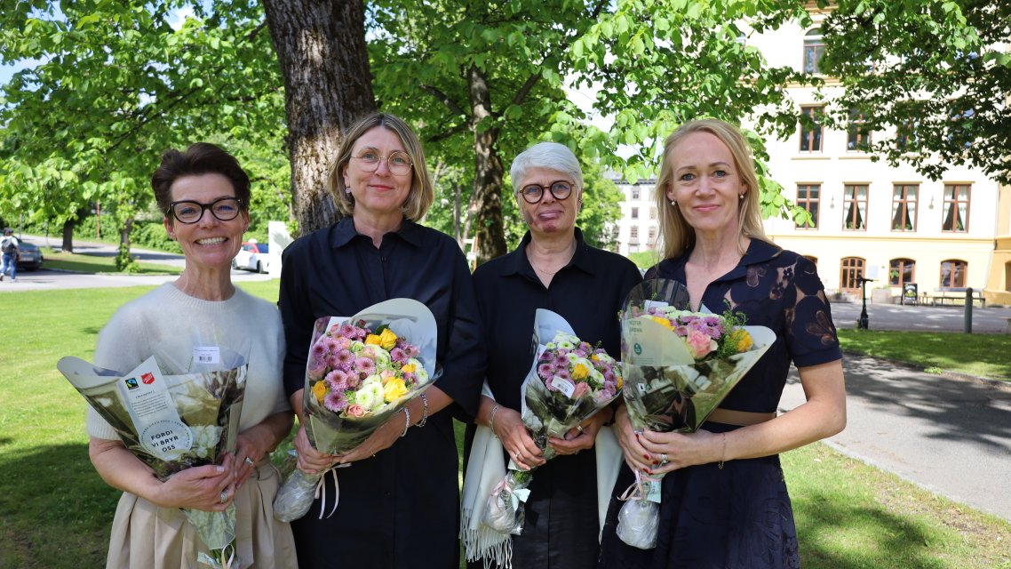 Live Nordhagen, Monica Kvande, Susanne Søndergaard og Kristin Hofsø med hver sin blomsterbukett i grønne omgivelser