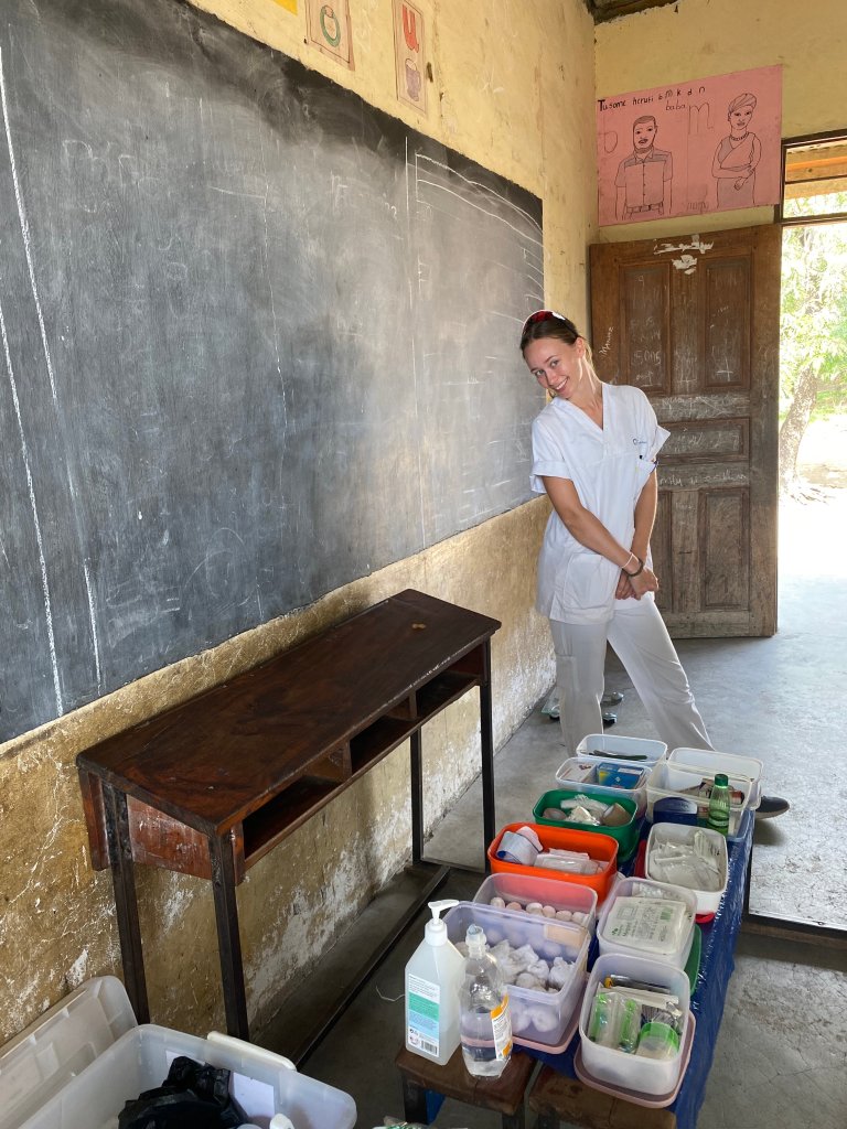 Sykepleierstudent i klasserom i Tanzania med medisinsk utstyr