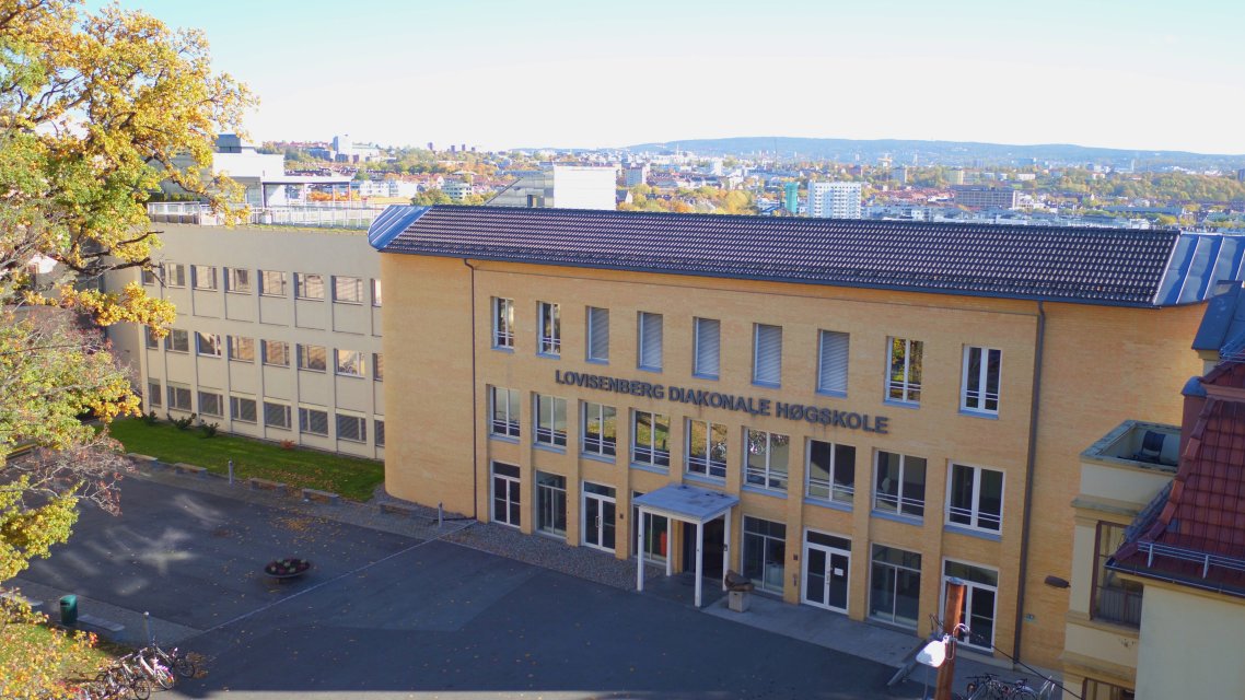 Høgskolebygget tatt med drone