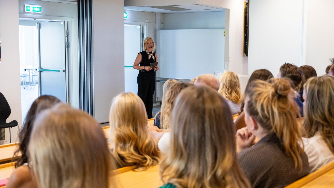 Forsknings- og høyere utdanningsminister Sigrun Aasland prater til forsamling nye studenter