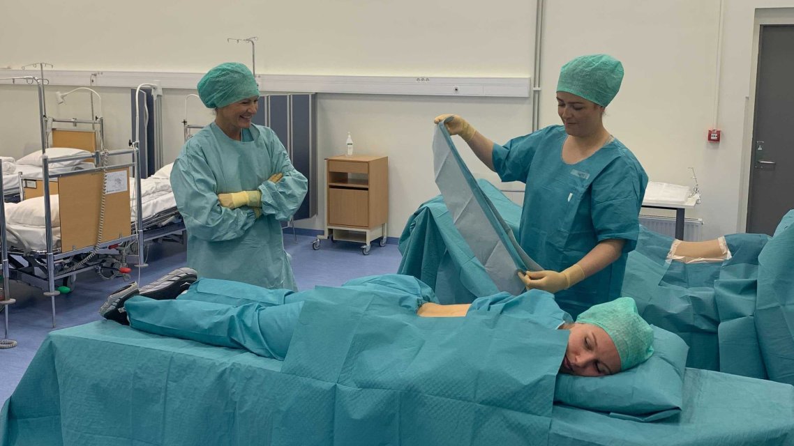 Studenter i operasjonssykepleie driver ferdighetstrening