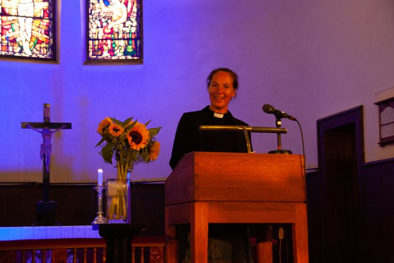Studentprest Liv Arhild Romsaas taler i kirken