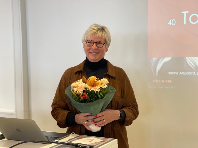 Hanne Aagard med blomsterbukett