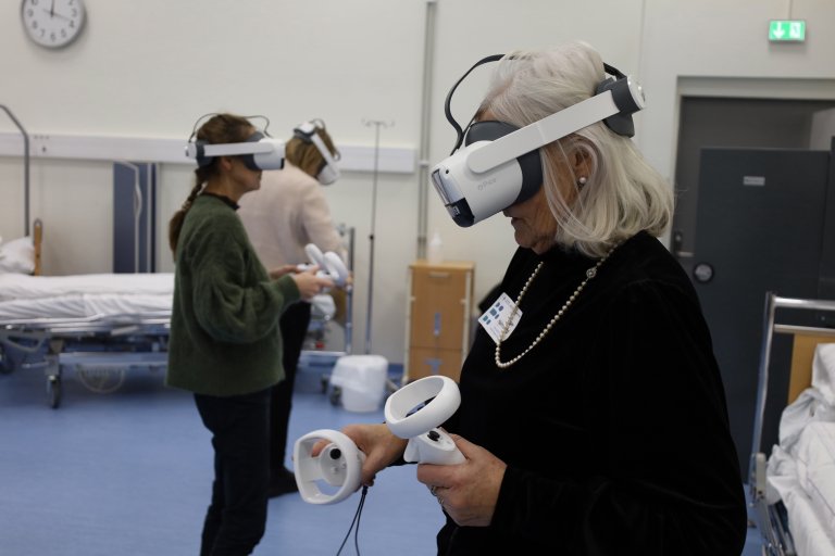 Tre kvinner med VR-utstyr