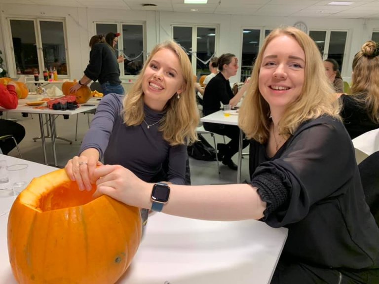 Studenter carver ut gresskar på Halloween-fest
