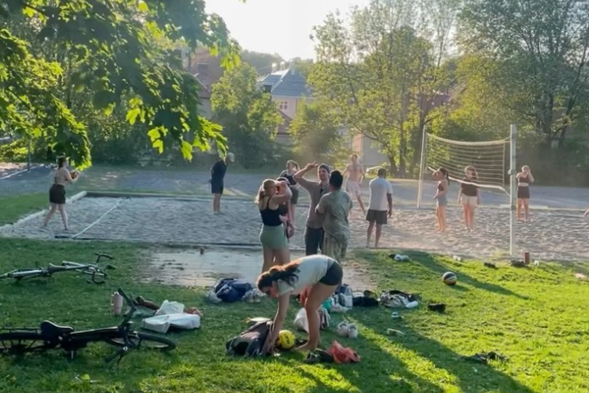 Volleyballspill utendørs