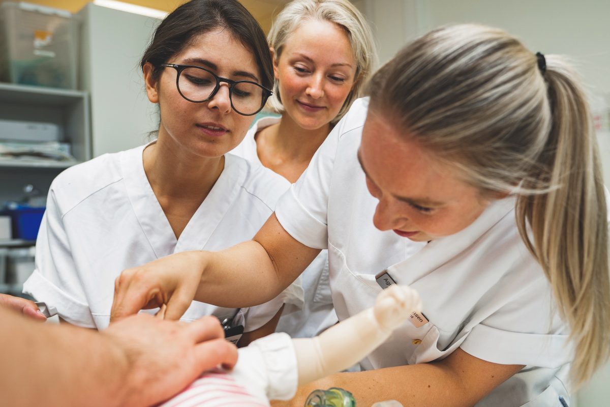 Studenter med simuleringsdukke