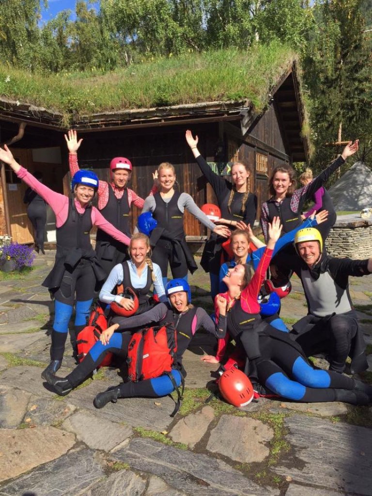 Studenter som skal på rafting