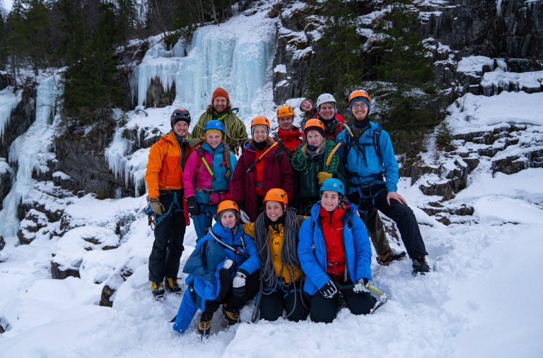 Gruppebilde av studenter som er på isklatring